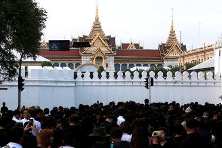 Người dân Thái Lan vái vọng Quốc vương bên ngoài Cung điện Hoàng gia.